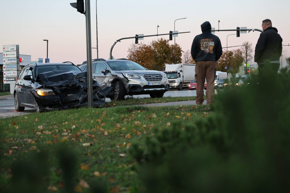 Avarija vienoje judriausių Kauno sankryžų: strigo eismas, viena vairuotoja – ligoninėje