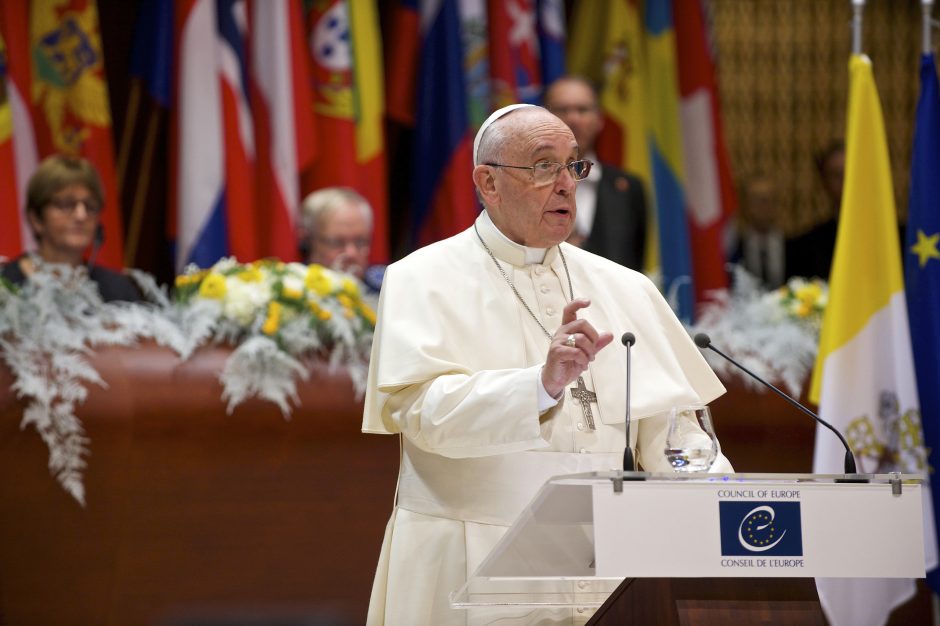 Popiežius kritikuoja „valstybinį terorizmą“, žudantį „nekaltuosius“
