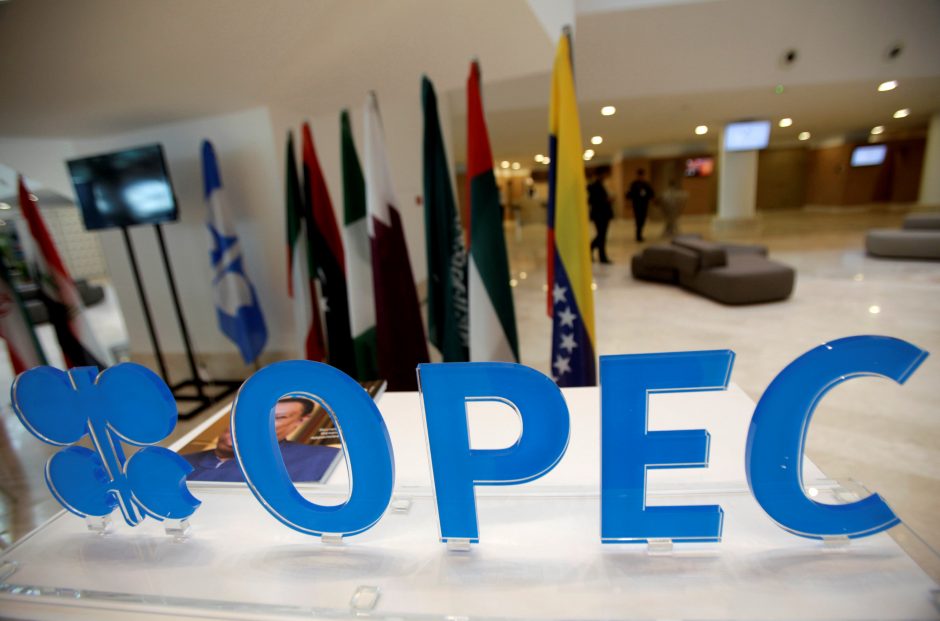 OPEC šalys pirmąkart per 8 metus sutarė mažinti naftos gavybos apimtis