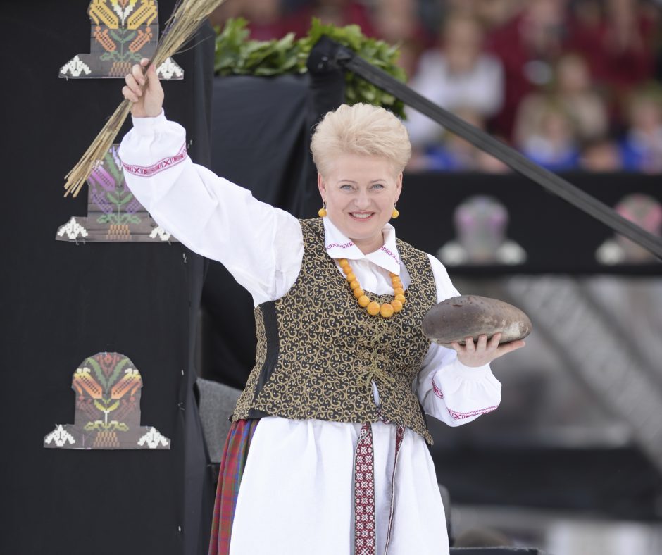 Tautinio kostiumo dienos proga pasipuošė ir prezidentė