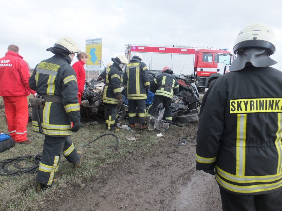 Kraupi avarija Kėdainiuose: iš mašinos liko metalo laužas, vairuotojas žuvo