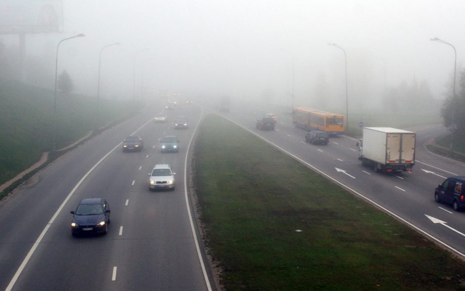 Rytų ir šiaurės Lietuvoje eismo sąlygas sunkina rūkas