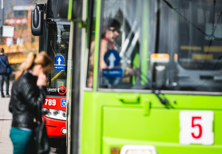 Autobusų ir troleibusų vairuotojai nebepriims stambių kupiūrų