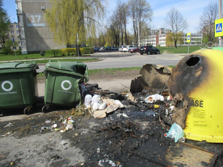 V. Landsbergio-Žemkalnio gatvėje supleškėjo atliekų konteineriai