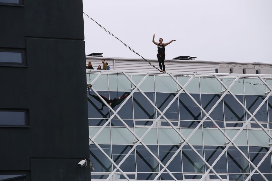 KTU erdvės suviliojo slackline sportininkus