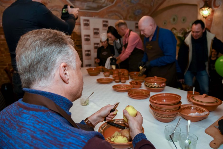 Tarptautinę cepelinų dieną žinomi žmonės mokėsi jų gaminimo subtilybių