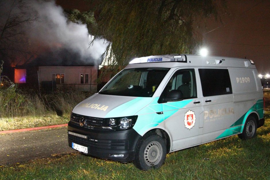 Panevėžio policijos pareigūnės iš degančio namo išgelbėjo vyrą