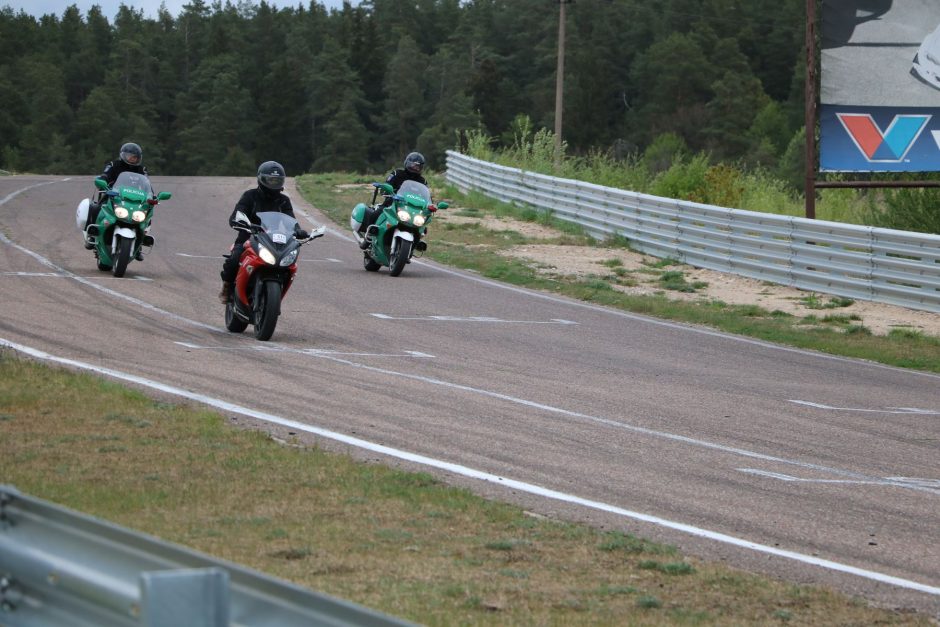 Motociklų aistruoliai kartu su pareigūnais lavino vairavimo įgūdžius