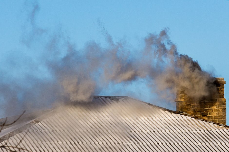 Ugniagesiai vis dažniau gesina gaisrus, kurių priežastis – kamine