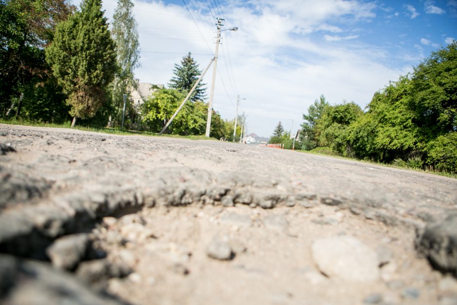 Aleksoto gyventojai širsta dėl duobių: gatvėje jaučiasi kaip slalomo trasoje