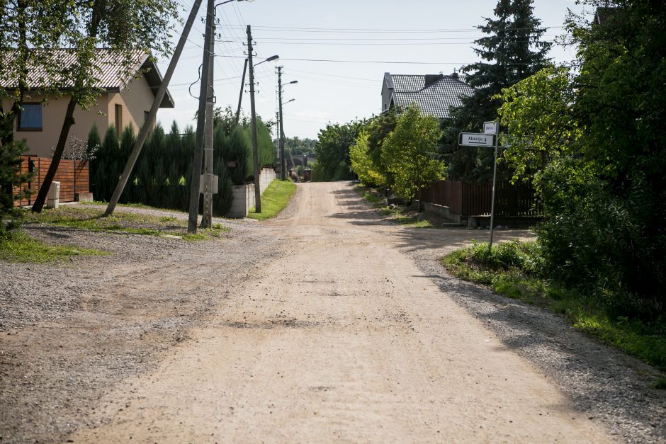 Aleksoto gyventojai širsta dėl duobių: gatvėje jaučiasi kaip slalomo trasoje