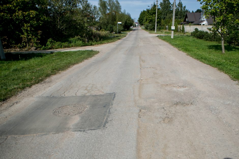 Aleksoto gyventojai širsta dėl duobių: gatvėje jaučiasi kaip slalomo trasoje