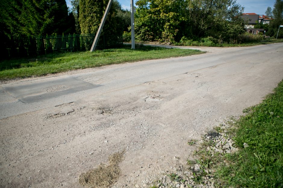 Aleksoto gyventojai širsta dėl duobių: gatvėje jaučiasi kaip slalomo trasoje