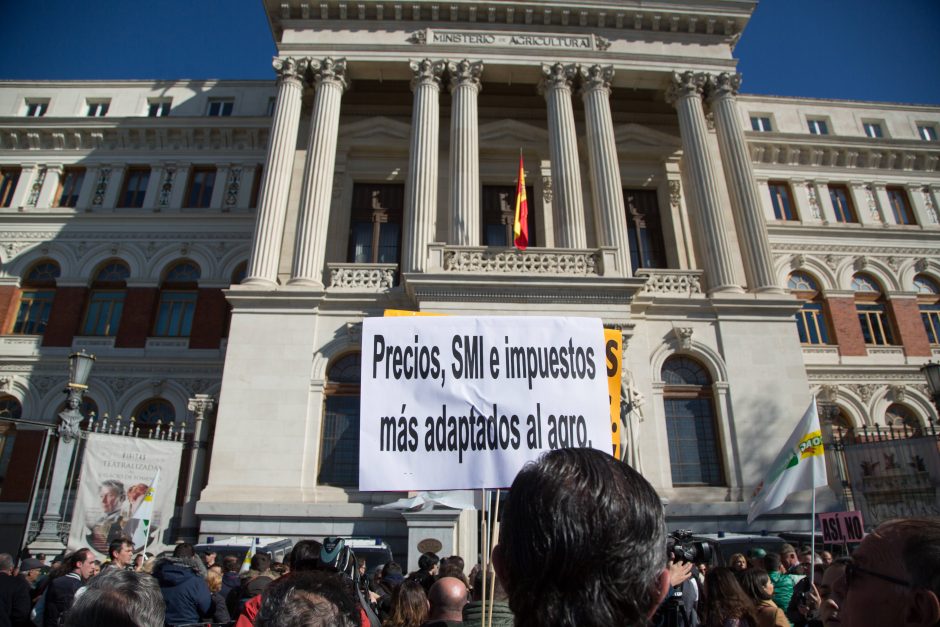 Ispanijos ūkininkai su traktoriais surengė protestą Madride