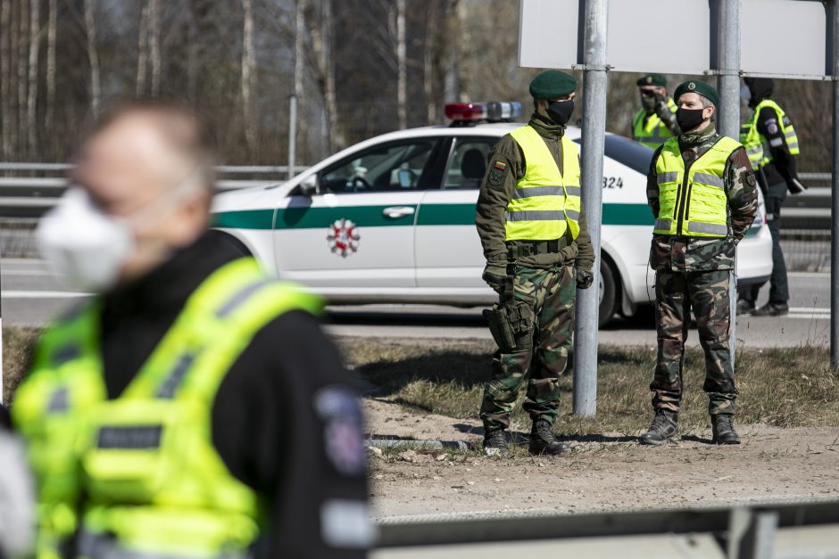 Siūloma mokėti priedus pavojingų ligų židiniuose dirbantiems pareigūnams