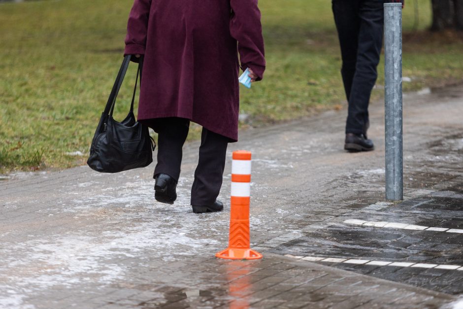 Slidžios Klaipėdos gatvės: medikams pacientų netrūksta