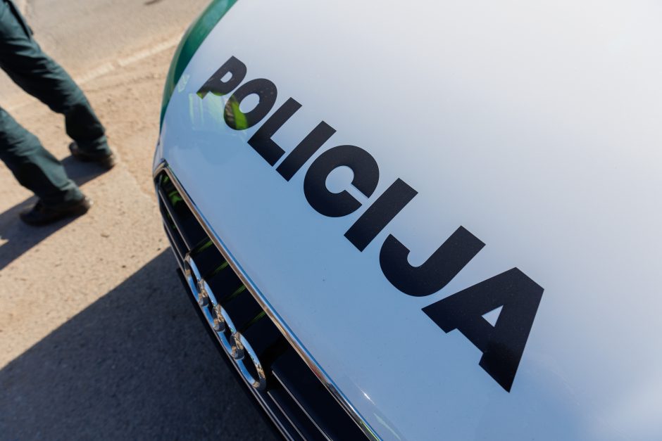 Policijos automobilis pateko į avariją: kalinį vežė neblaivus pareigūnas