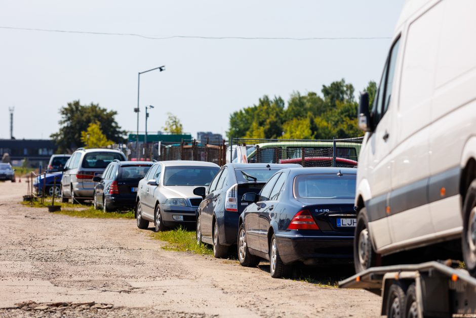 Lietuvoje iš vairuotojų ir kontrabandininkų konfiskuoti automobiliai keliauja į Ukrainą