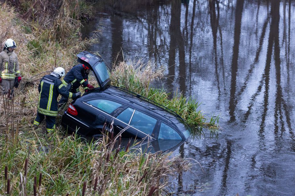 Vilkaviškio rajone neblaivus jaunuolis „Audi“ įvairavo į tvenkinį