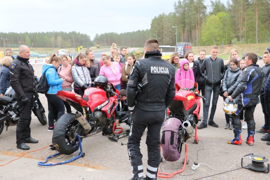 Motociklų aistruoliai kartu su pareigūnais lavino vairavimo įgūdžius