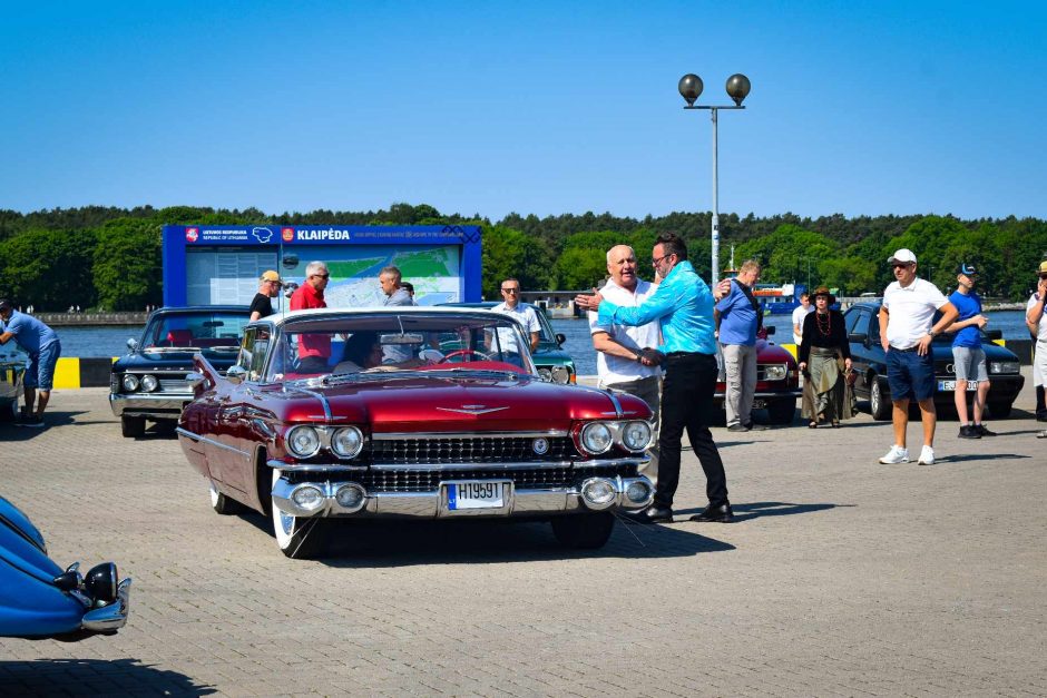 Klaipėdos senamiestyje – įspūdingas istorinių automobilių šou