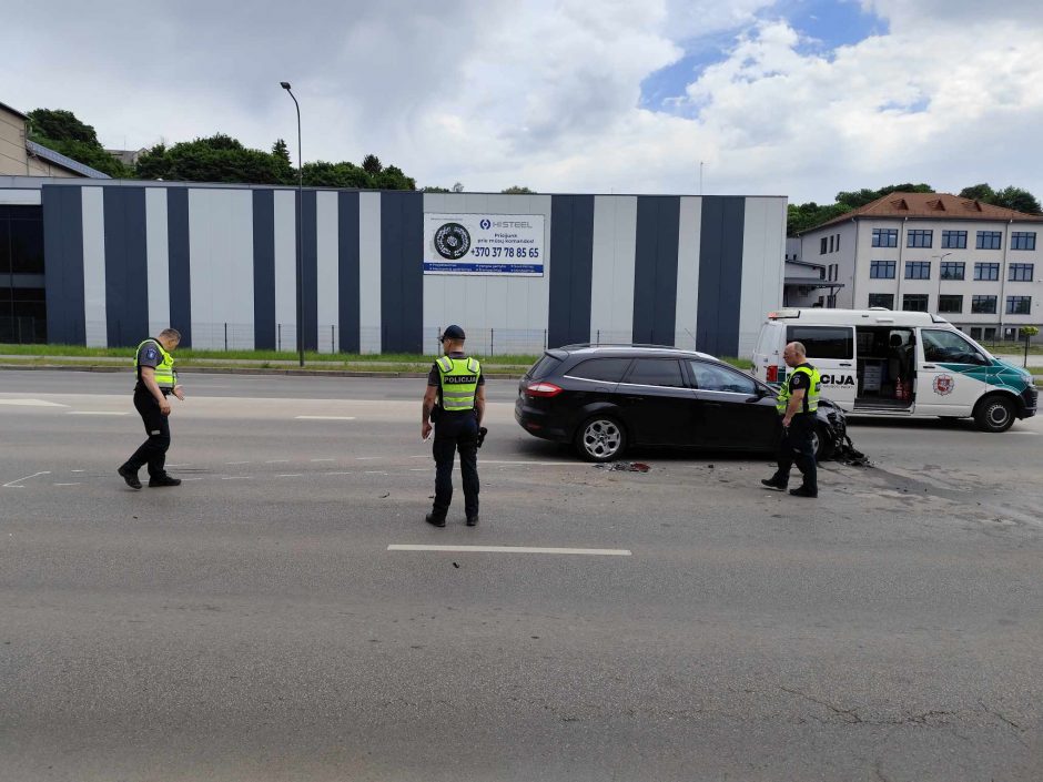 Kaune susidūrė trys automobiliai, ligoninėje – trys žmonės