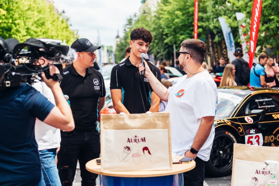 Gedimino prospekte pristatytos jubiliejinės „Aurum 1006 km lenktynės“