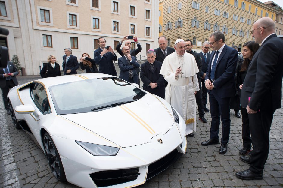 Popiežiaus „Lamborghini“ aukcione parduotas už beveik 900 tūkst. eurų