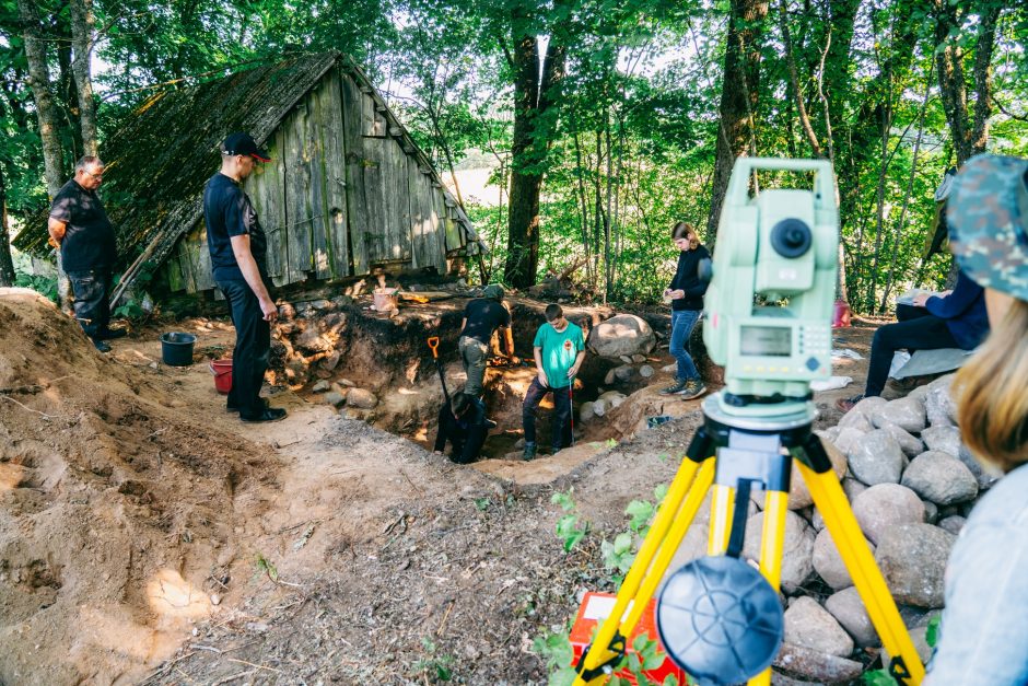 Telšių rajone archeologai atkasė partizanų vadavietę