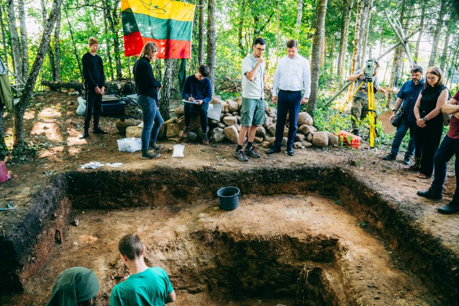 Telšių rajone archeologai atkasė partizanų vadavietę