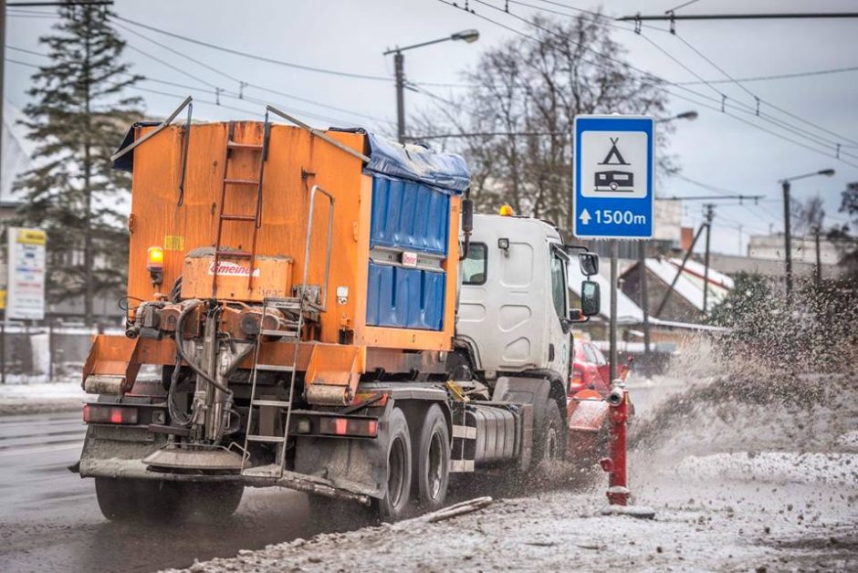 Kelininkai Kauno gatves vadavo iš ledo gniaužtų