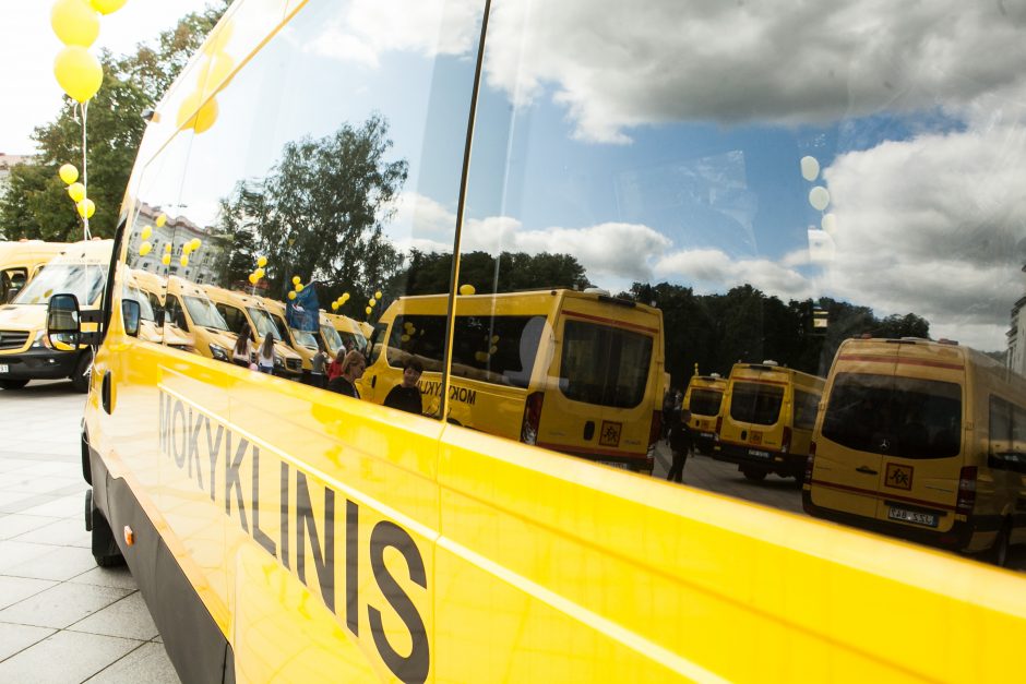 Vyriausybė savivaldybėms perdavė 16 mokyklinių autobusų