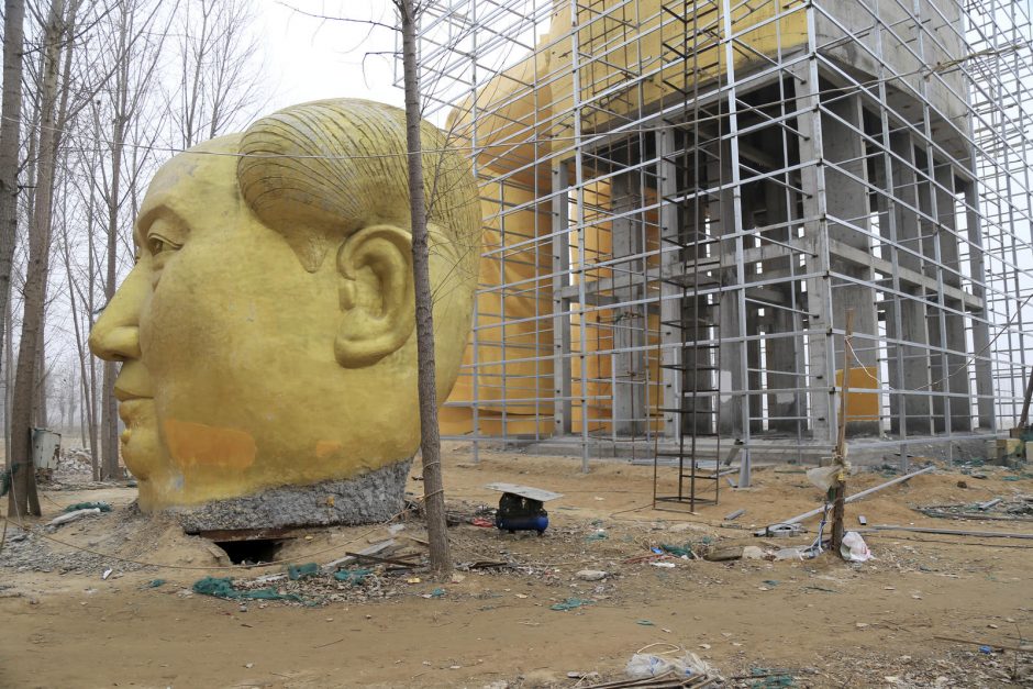Kinijoje netikėtai nugriauta didžiulė Mao Zedongo statula