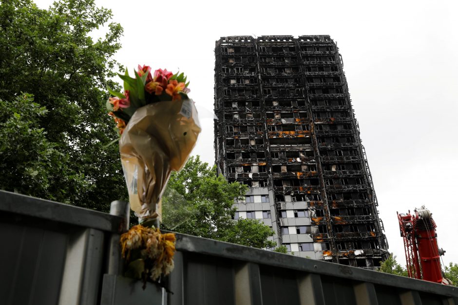 Patvirtinta: per gaisrą Londono daugiabutyje žuvo 71 žmogus