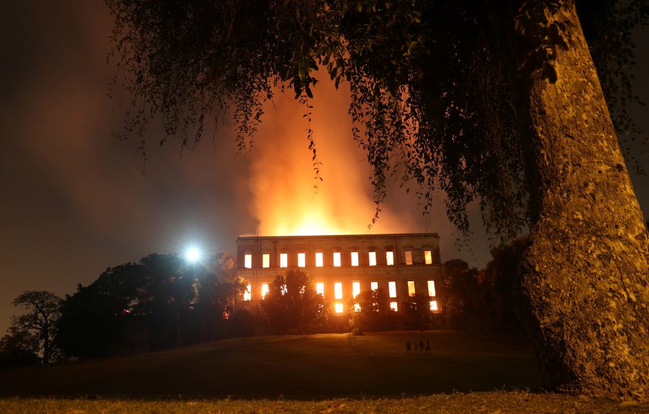 Brazilijos nacionaliniame muziejuje kilo didelis gaisras: išgelbėta dalis eksponatų