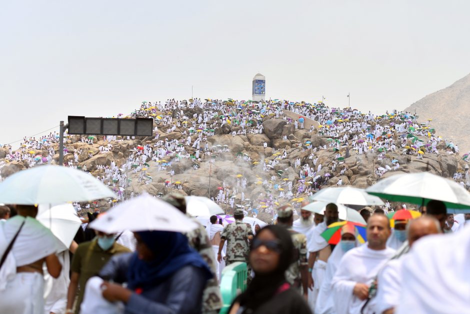 Du milijonai hadžo dalyvių užkopė ant Arafato kalno