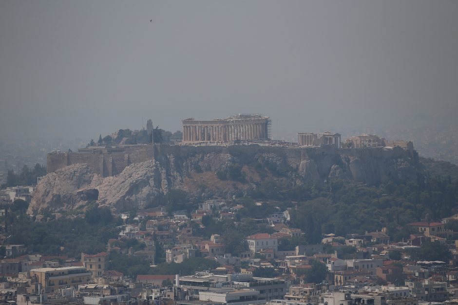 Graikijos saloje netoli Atėnų siaučia smarkus gaisras