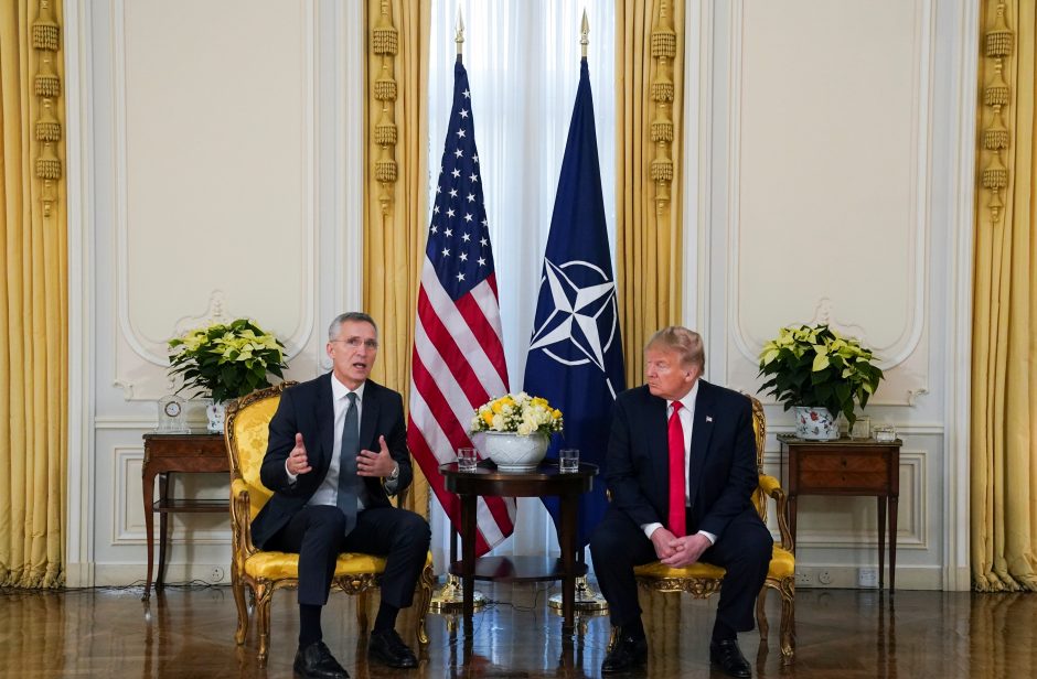 NATO viršūnių susitikimą D. Trumpas pradeda kritika Prancūzijai ir „skolininkėms“