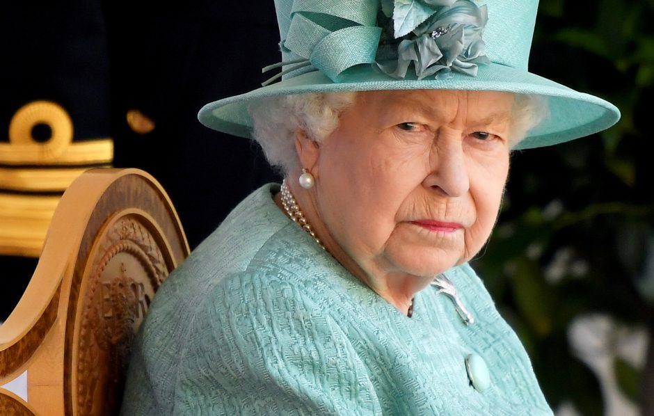 Elizabeth II po sutuoktinio mirties grįžta prie karališkųjų pareigų