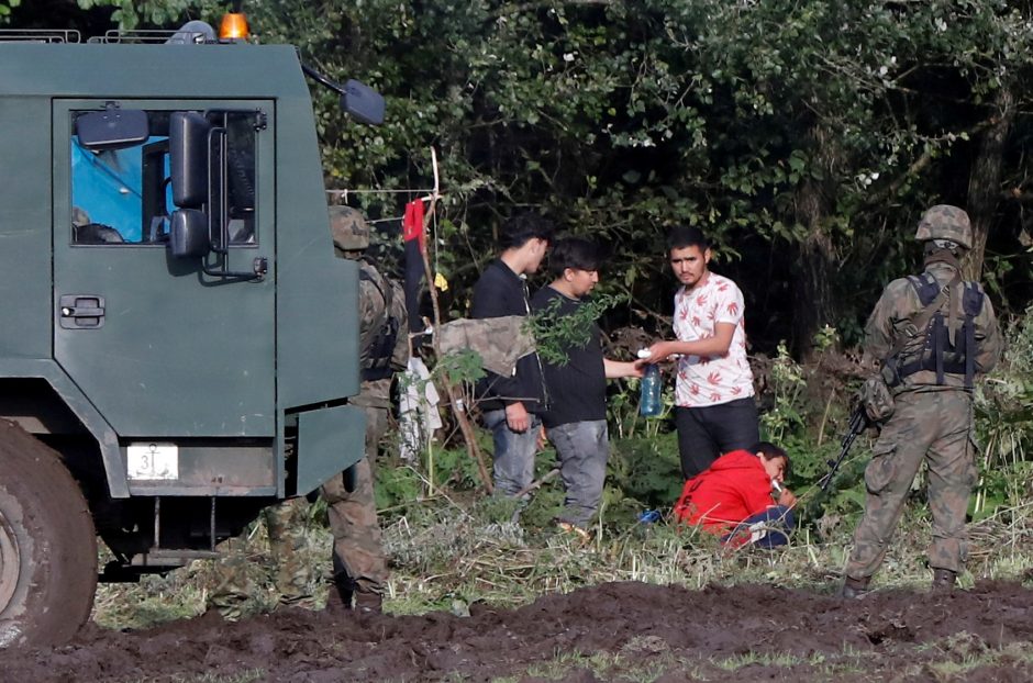 Lenkija nepaisydama migrantų mirčių pratęsė nepaprastąją padėtį pasienyje