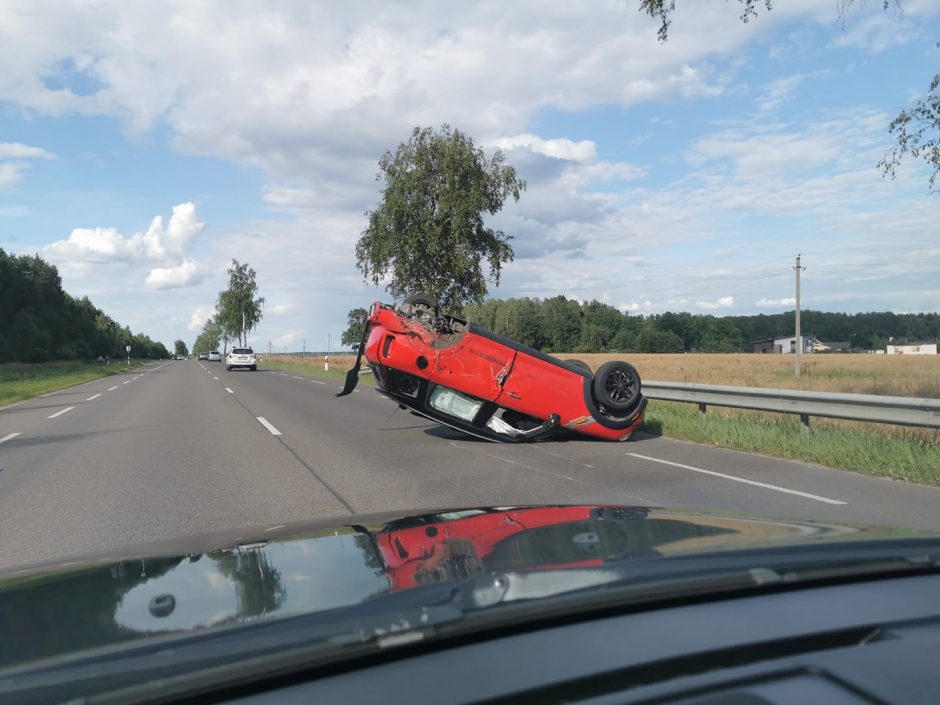 Avarija Panevėžio rajone: automobilis apsivertė ant stogo