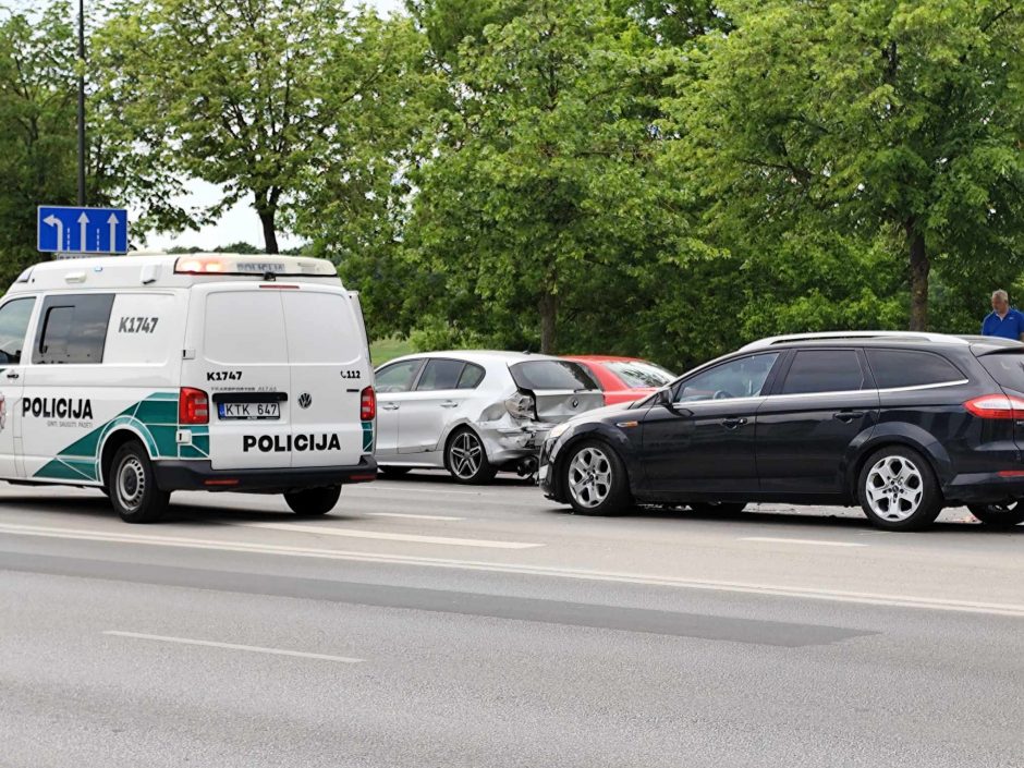 Kaune susidūrė trys automobiliai, ligoninėje – trys žmonės