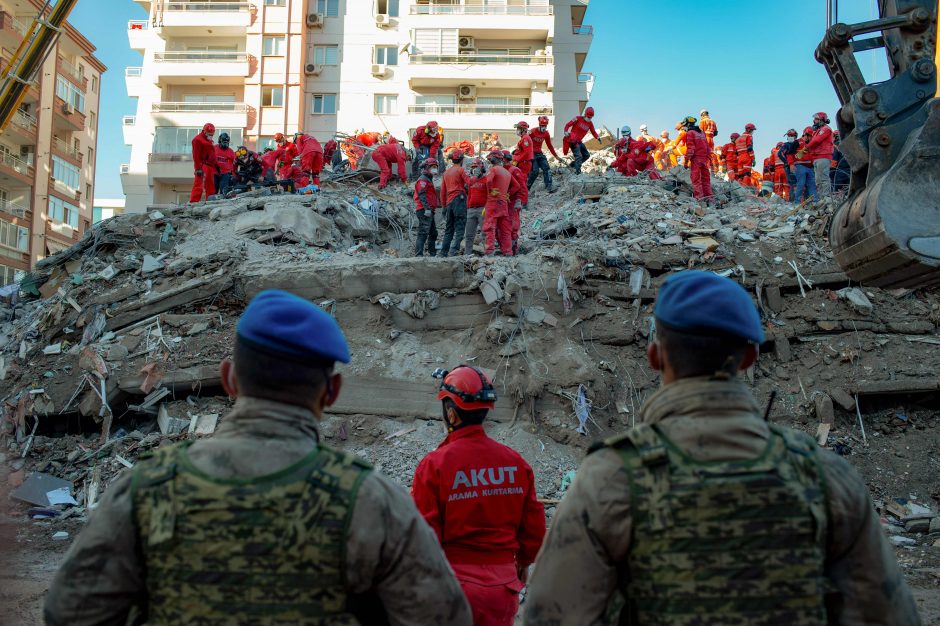 Žemės drebėjimo Turkijoje aukų padaugėjo iki 69, sužeistųjų – beveik tūkstantis