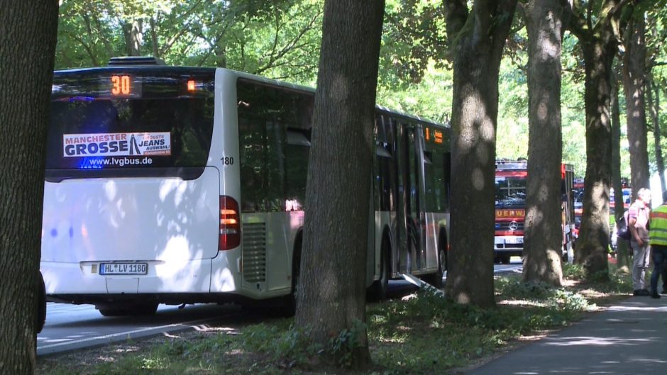 Vokietijoje vyras autobuse peiliu puolė žmones, yra sužeistųjų