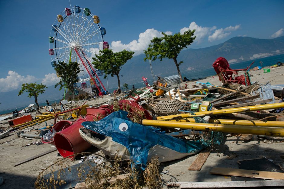 Indonezijos karo laivu evakuota šimtai žemės drebėjimo aukų