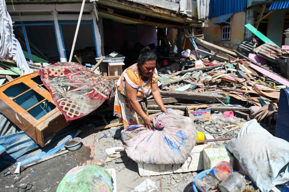 Indonezijos karo laivu evakuota šimtai žemės drebėjimo aukų