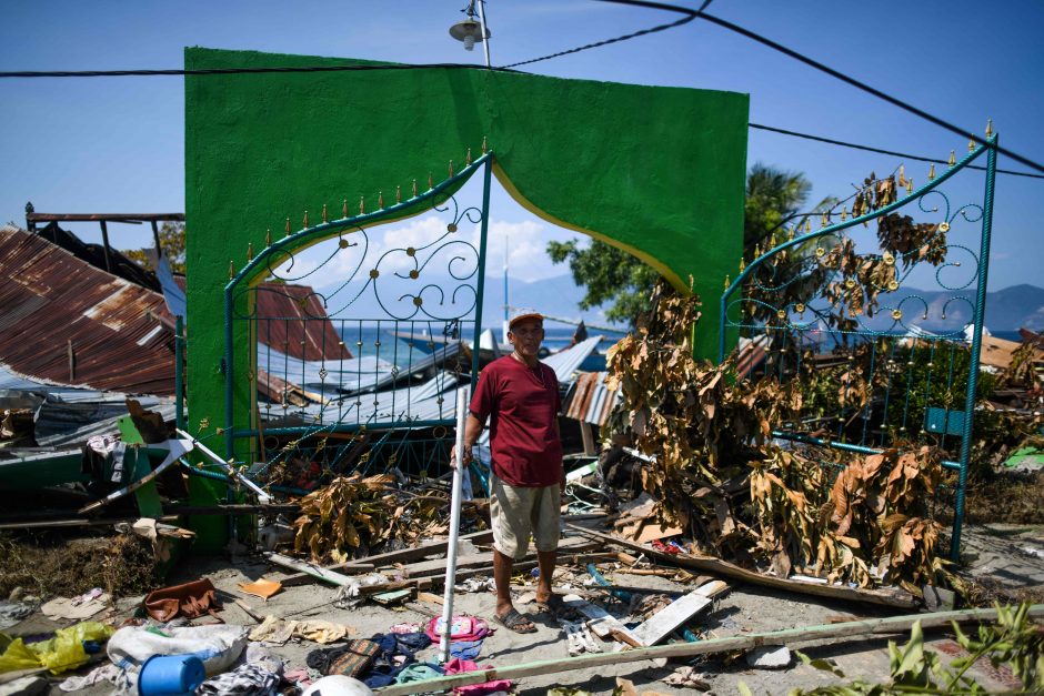 Indonezijos karo laivu evakuota šimtai žemės drebėjimo aukų