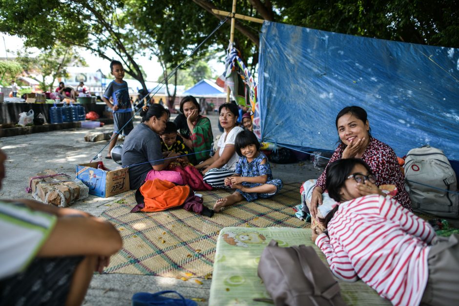 Indonezijos karo laivu evakuota šimtai žemės drebėjimo aukų