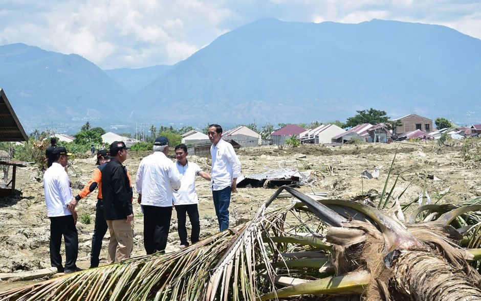 Indonezijos karo laivu evakuota šimtai žemės drebėjimo aukų