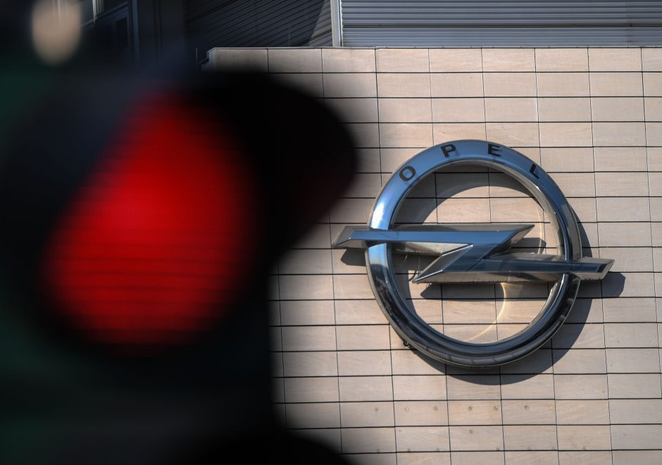 Smūgis „Opel“: atšaukiama apie 100 tūkst. automobilių 